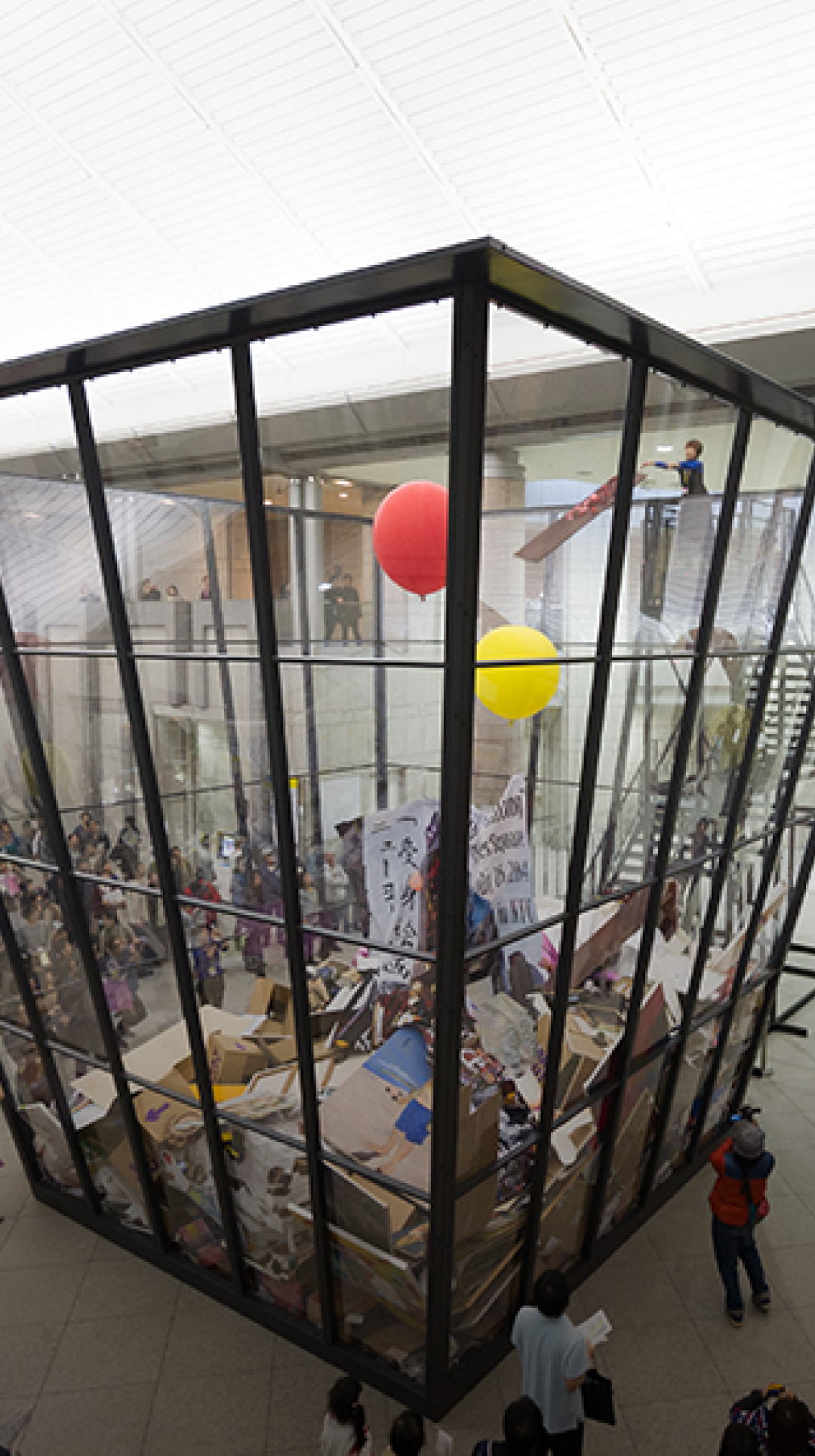 マイケル・ランディ<br>《アート・ビン》2010/2014<br>ヨコハマトリエンナーレ2014展示風景<br>撮影：加藤健
